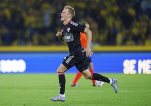 El futbolista del Estrasburgo Lucas Hoegsberg celebra el triunfo en el playoff de la Liga Conferencia, en el partido disputado el pasado 28 de agosto. EFE/ Liselotte Sabroe *DENMARK OUT*