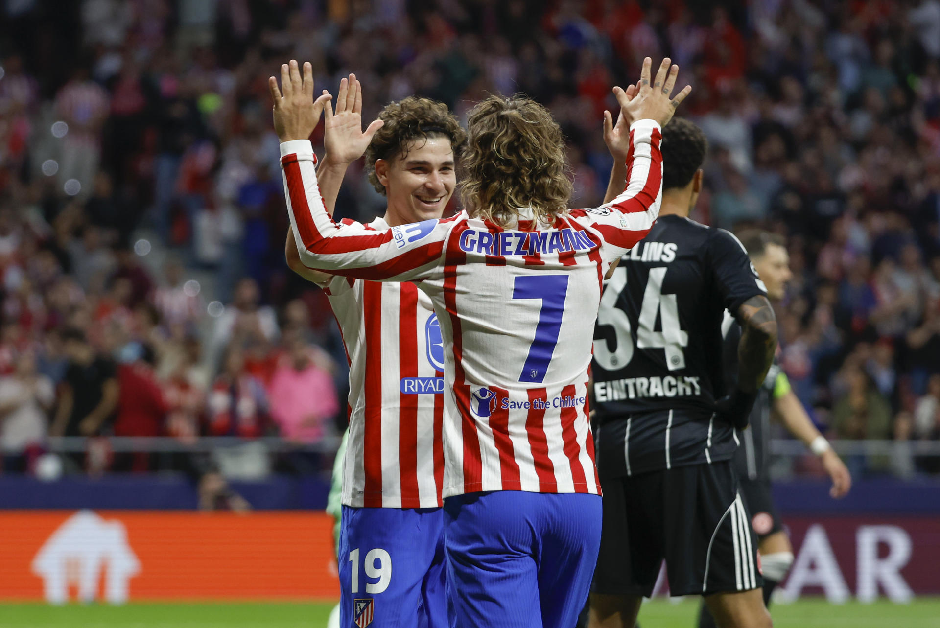 El delantero francés del Atlético de Madrid Antoine Griezmann (c) celebra tras anotar el 3-0, su gol número 200, durante el partido de Liga de Campeones que Atlético de Madrid y Eintracht de Fránkfurt disputan este martes en el estadio Metropolitano, en Madrid. EFE/ Juanjo Martín 