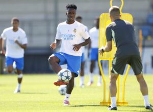 El delantero brasileño del Real Madrid Vinicius Jr. participa en el entrenamiento del equipo este lunes en Valdebebas.. EFE/ Antonio Villalba/Real Madrid SOLO USO EDITORIAL/SOLO DISPONIBLE PARA ILUSTRAR LA NOTICIA QUE ACOMPAÑA (CRÉDITO OBLIGATORIO)