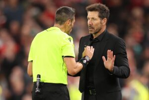 El árbitro Maurizio Mariani expulsa al entrenador del Atlético de Madrid Diego Simeone durante el partido ante el Liverpool de este jueves. EFE/EPA/ADAM VAUGHAN