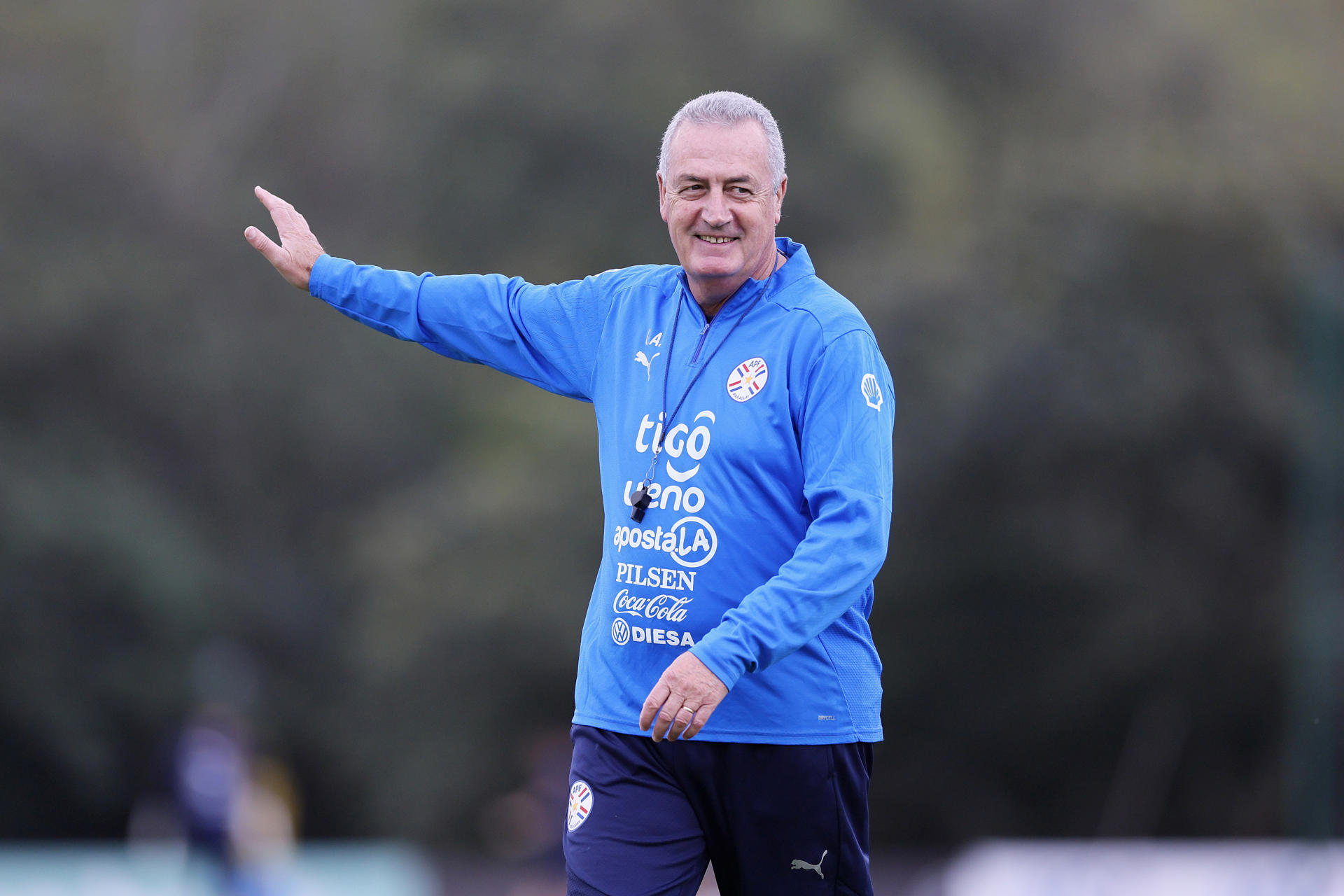 Fotografía cedida por la Asociación Paraguaya de Fútbol que muestra al seleccionador de Paraguay, Gustavo Alfaro, durante un entrenamiento en Ypané (Paraguay). EFE/ Asociación Paraguaya de Fútbol