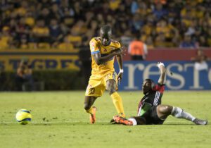 Fotografía de archivo del futbolista Enner Valencia (i). EFE/Miguel Sierra