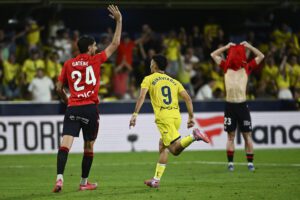 El delantero francés del Villarreal Georges Mikautadze (c) celebra su gol, durante el partido de la jornada 5 de LaLiga EA Sports que disputan el Villarreal y el Osasuna este sábado en el estadio de La Cerámica. EFE/Andreu Esteban