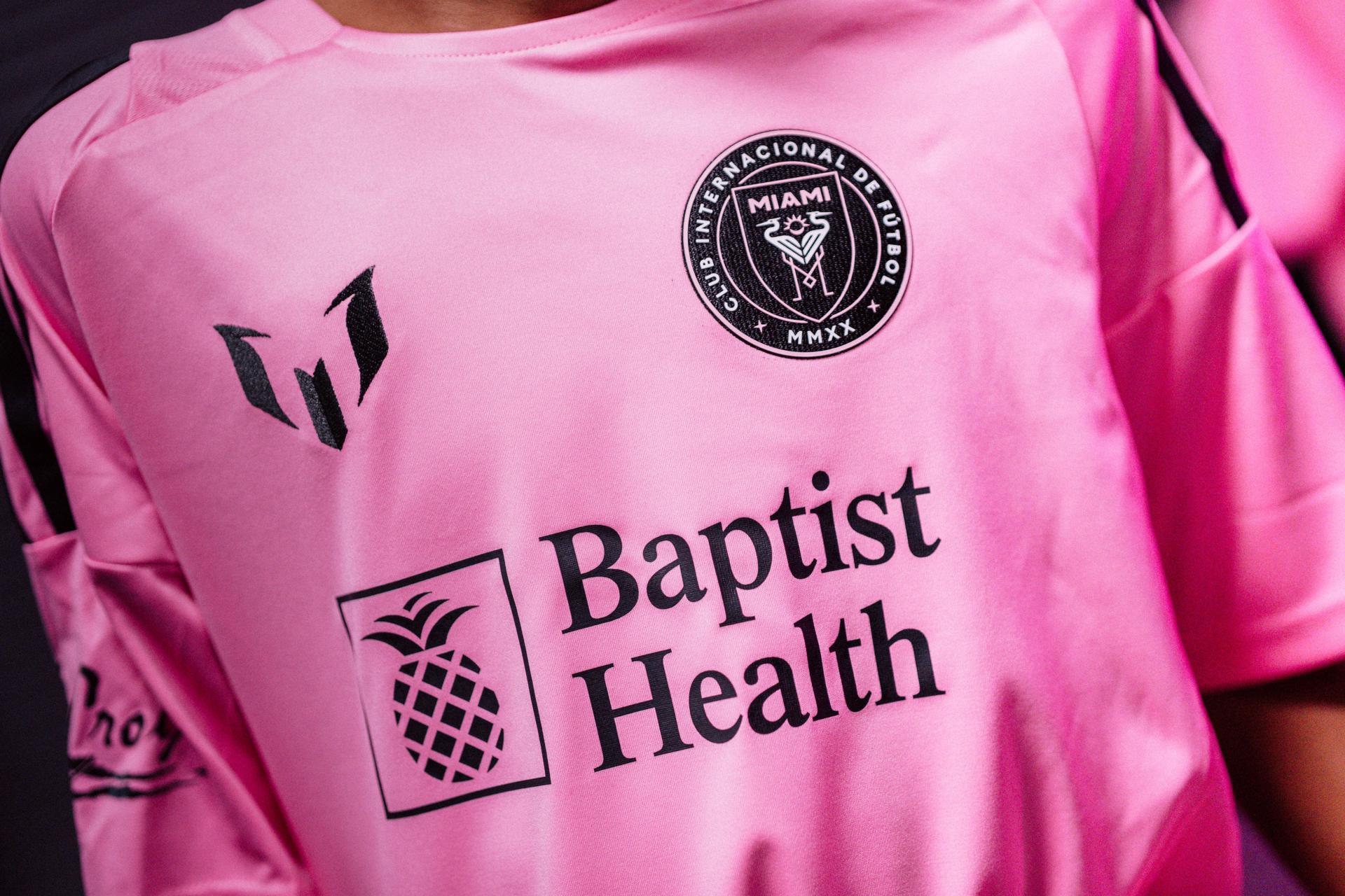 La conexión entre el Inter Miami y Lionel Messi no cesa de crecer. La marca personal del astro argentino vestirá desde la próxima temporada a la academia de 'Las Garzas'. Será el primer club en usar el logo de Messi, un movimiento que subraya el impacto del delantero desde que aterrizó en Miami en 2023.EFE/Cedida por Inter Miami -Uso Editorial No ventas-
