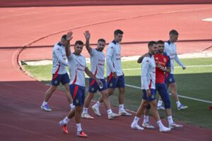 De izquierda a derecha: los jugadores de la selección española Rodri, Dani Carvajal, Álvaro Morata, Mikel Merino, David Raya y Dani Olmo durante el entrenamiento de este lunes en la Ciudad del Fútbol de Las Rozas, en Madrid, para preparar los partidos de clasificación del Mundial 2026. EFE/ Fernando Villar