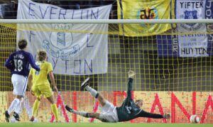 Imagen de archivo del exjugador uruguayo del Villarreal, Diego Martín Forlán Corazo (2ºd), en un partido en 2005 contra el Everton. EFE/Kai Försterling.