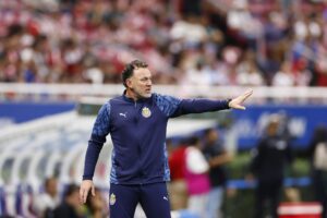 El entrenador de Guadalajara, Gabriel Milito, reacciona este martes, en un partido de la Liga MX entre Guadalajara y Necaxa en el estadio Akron, en Guadalajara (México). EFE/ Francisco Guasco