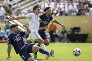 Marco Asensio (i) disputa un balón, junto a su compañero Marquinhos, con Gonzalo García (c), durante el partido que el PSG jugó contra el Real Madrid en el Mundial de Clubes. EFE/Ángel Colmenares