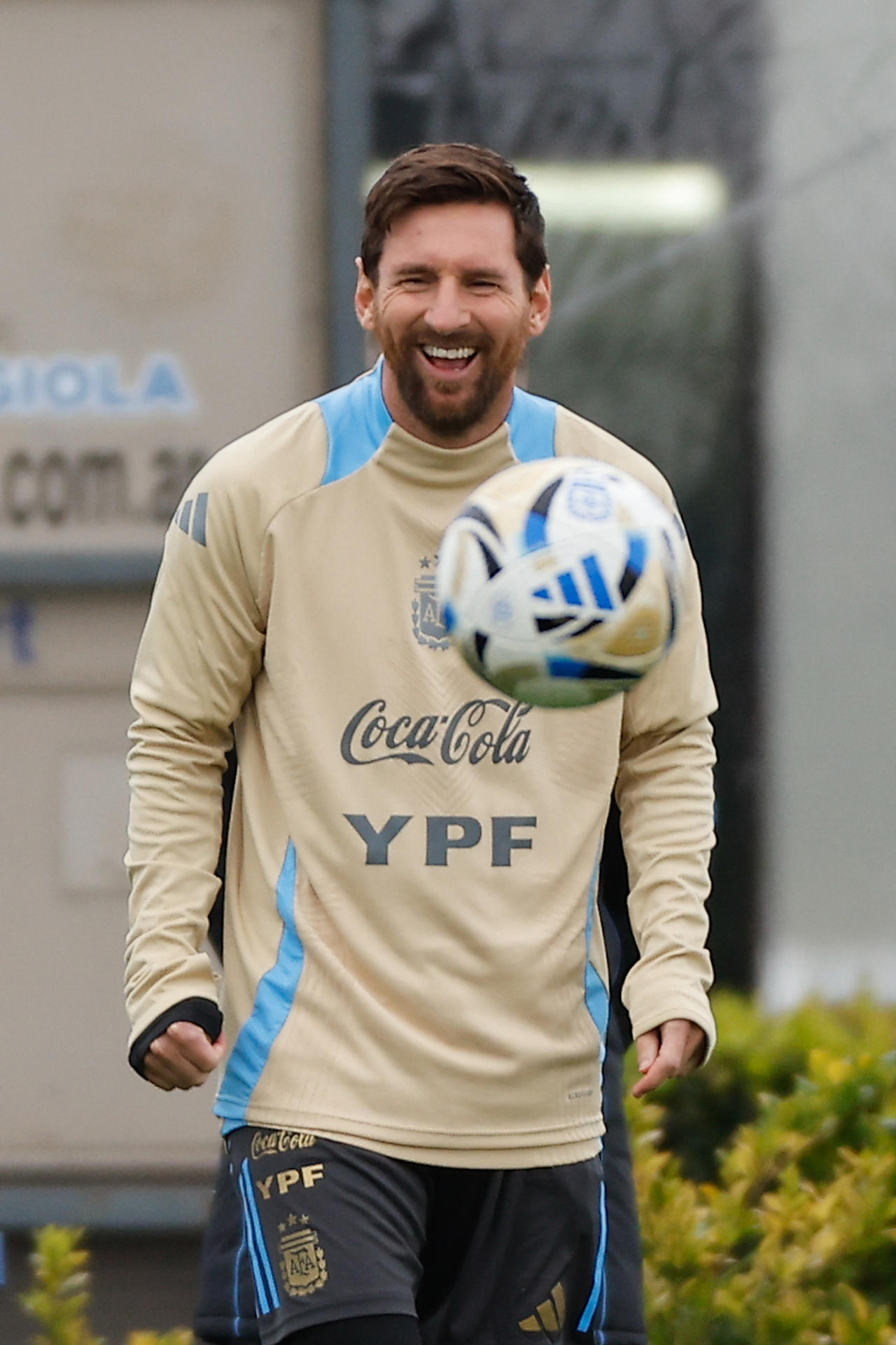 Lionel Messi reacciona durante un entrenamiento. EFE/ Juan Ignacio Roncoroni 