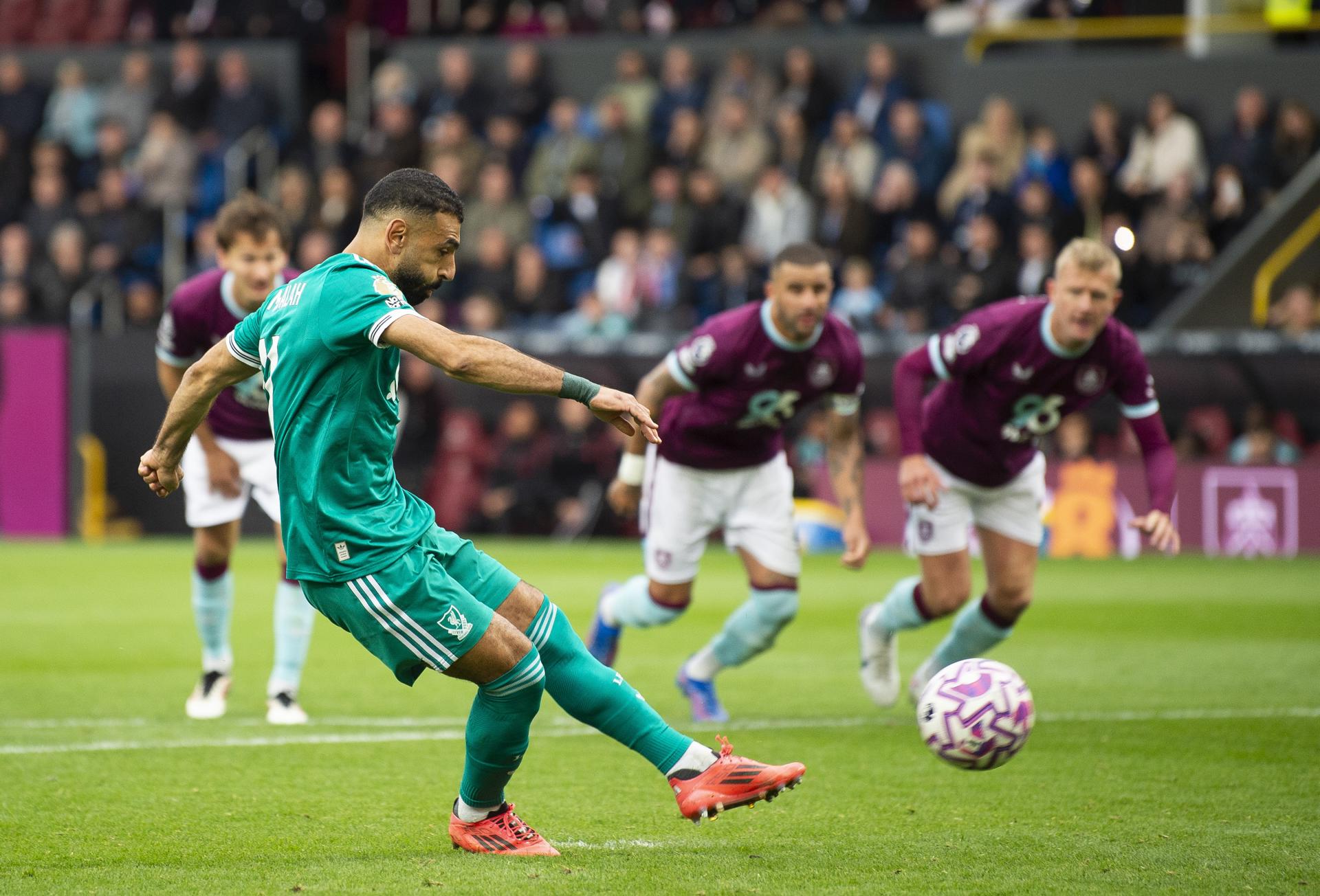 El jugador egipcio del Liverpool Mohamed Salah celebra el 1-0 durante el partido de la Premier League que han jugado Burnley y Liverpool, en Burnley, Reino Unido. EFE/EPA/PETER POWELL 