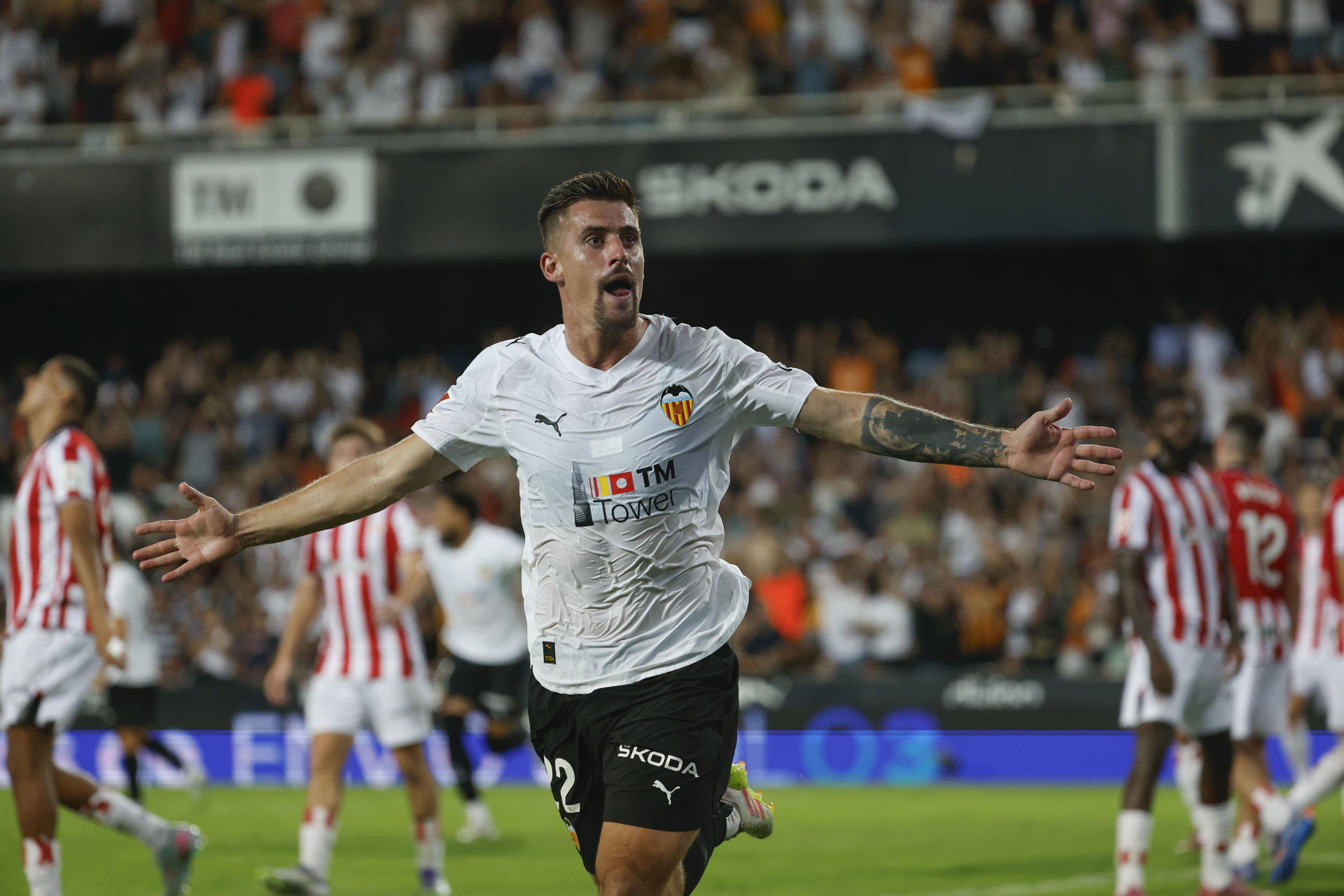 El Valencia, del argentino Beltrán, derrotó a un Athletic que acabó con 10