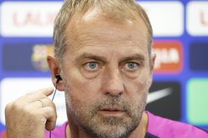 El entrenador del FC Barcelona, Hansi Flick, en la rueda de prensa tras el entrenamiento del equipo en la Ciudad Deportiva Joan Gamper, en Sant Joan Despí (Barcelona) este sábado. EFE/ Andreu Dalmau