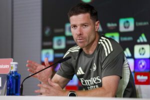 El entrenador del Real Madrid Xabi Alonso, en la rueda de prensa tras el entrenamiento del equipo en la Ciudad Deportiva Valdebebas, en Madrid, este viernes. EFE/Javier Lizón