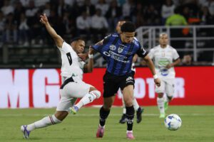 Felipe Gómez (i) de Once Caldas disputa el balón con Patrik Mercado de Independiente del Valle en un partido de cuartos de final de la Copa Sudamericana. EFE/ Mauricio Dueñas Castañeda