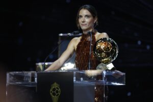 La futbolista del F.C. Barcelona Aitana Bonmatí recibe el Balón de Oro femenino en la gala celebrada este lunes en París. EFE/ Mohammed Badra