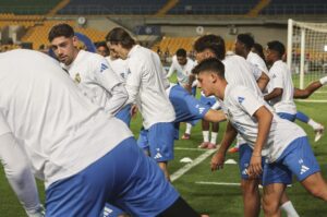 Los jugadores del Real Madrid se ejercitan en vísperas del partido de la UEFA Champions League que jugarán este martes Kairat Almaty y Real Madrid, en Almaty, Kazajistán. EFE/EPA/MAXIM SHIPENKOV