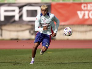 El jugador de la selección masculina de fútbol Lamine Yamal durante el entrenamiento del equipo este martes en Las Rozas (Madrid). EFE/Ángel Martínez/RFEF CRÉDITO OBLIGATORIO SOLO USO PERMITIDO PARA ILUSTRAR LA NOTICIA QUE APARECE EN EL PIE DE FOTO SÓLO USO EDITORIAL