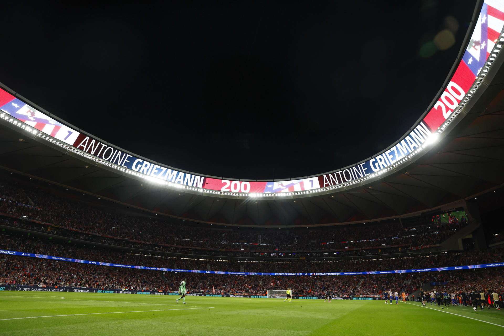 Vista general del estadio Metropolitano con el gol 200 del delantero francés del Atlético de Madrid, Antoine Griezmann, en los videomarcadores, durante el encuentro correspondiente a la fase regular de la Liga de Campeones que Atlético de Madrid y Eintracht Francfort disputan hoy martes en el estadio rojiblanco, en Madrid. EFE / Juanjo Martín. 