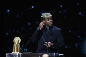 El futbolista del F.C. Barcelona Lamine Yamal recibe el Trofeo Kopa 2025 durante la gala del Balón de Oro, celebrada este lunes en París. EFE/ Mohammed Badra