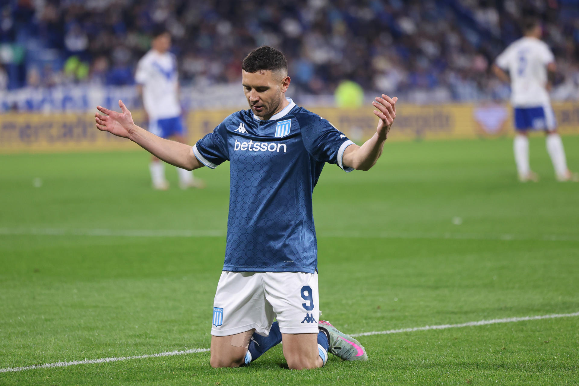 El argentino Martínez le da a Racing la ventaja momentánea