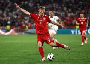 Fotografía de ANNA SZILAGYI, en la que puede verse en una imagen de archivo del 25 de junio de 2024 al futbolista danés Rasmus Hojlund. EFE