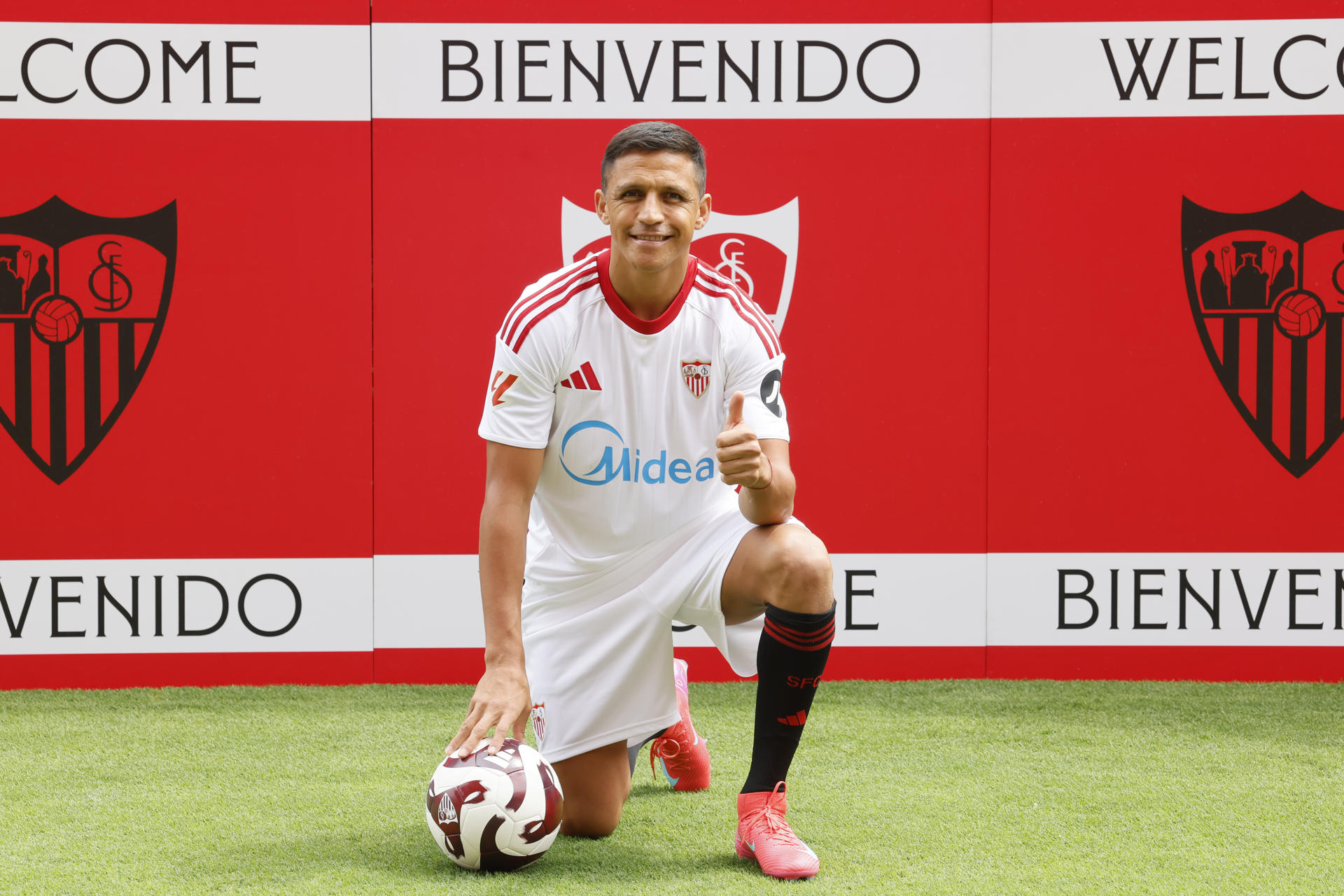 El delantero chileno Alexis Sánchez durante su presentación como nuevo jugador del Sevilla FC. EFE/Jose Manuel Vidal 