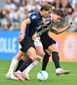 Kenan Yildiz (d) de la Juventus y Niccolò Barella del Inter en acción durante el partido de la Serie A italiana de fútbol entre Juventus FC e Inter FC en Turín, Italia.EFE/EPA/ALESSANDRO DI MARCO