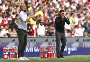 Los entrenadores del Arsenal Mikel Arteta y del Manchester City Pep Guardiola en una foto de archivo.EFE/EPA/TOLGA AKMEN