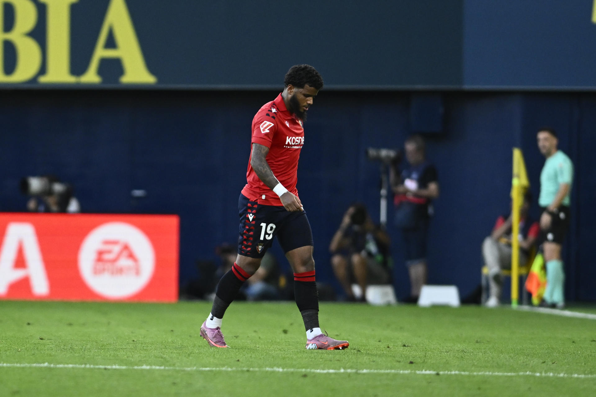 El defensa francés del Osasuna Valentin Rosier abandona el campo tras ser expulsado por doble amarilla, durante el partido de la jornada 5 de LaLiga EA Sports que disputan el Villarreal y el Osasuna este sábado en el estadio de La Cerámica. EFE/ Andreu Esteban 