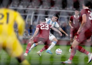 Fotografía de Adi Weda, en la que puede verse en una imagen de archivo del 19 de junio de 2023 al futbolista argentino Facundo Buonanotte (d) durante un partido. EFE