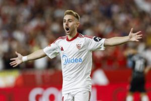 Peque celebra el 2-2. EFE/Julio Muñoz