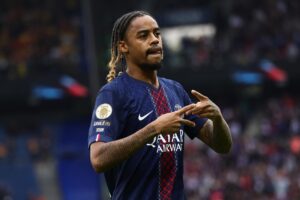 El jugador francés Bradley Barcola celebra el 1-0 durante el partido de la Ligue 1 que han jugado PSG y Lens en París, Francia. EFE/EPA/TERESA SUAREZ