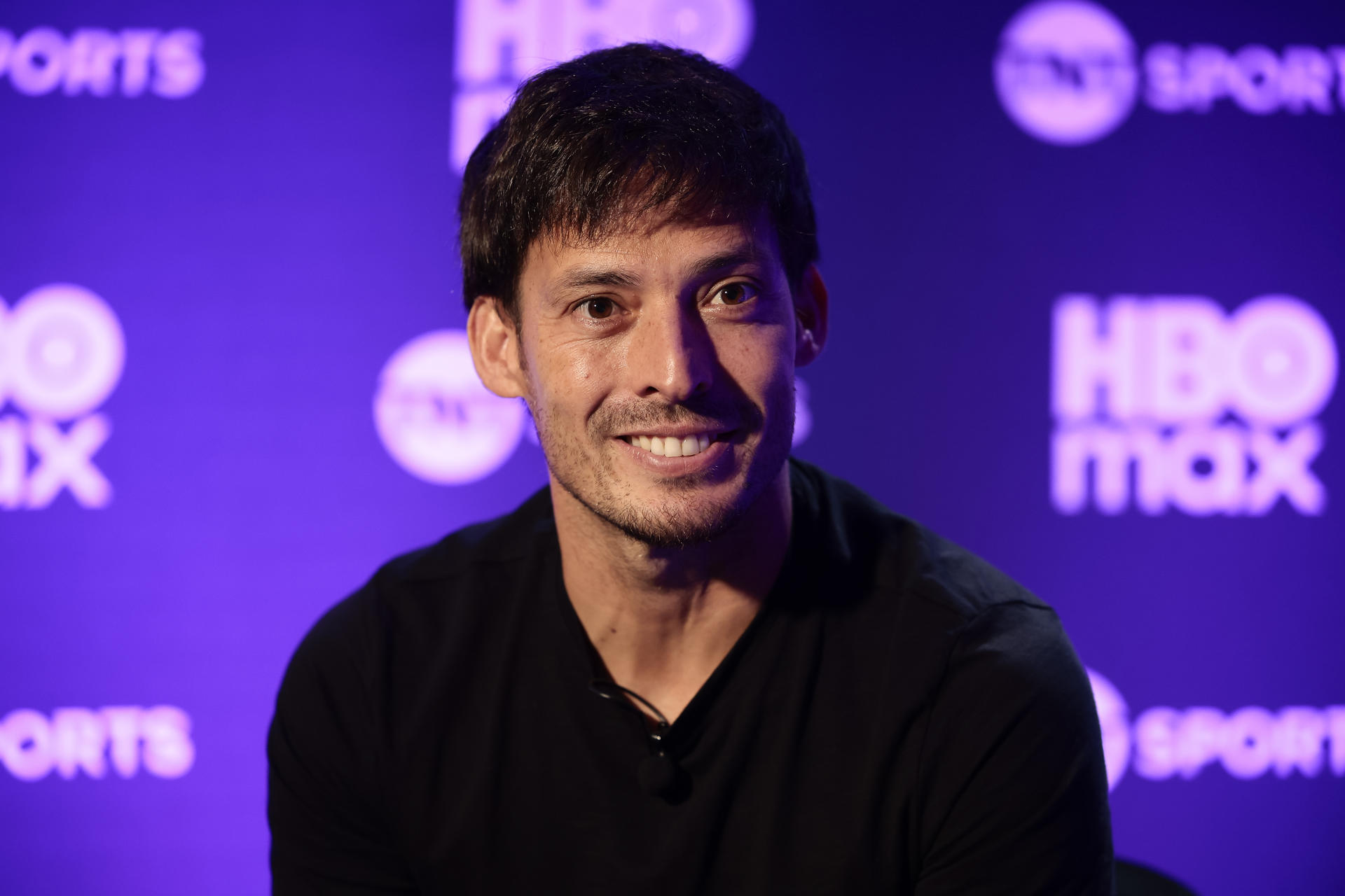 El exfutbolista español David Silva, participa durante una entrevista con EFE este sábado, en la Ciudad de México (México). EFE/José Méndez