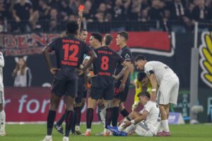 alt El Leverkusen con el argentino Fernández no puede en casa