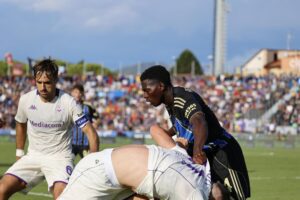 El jugadordel Pisa Ebenezer Akinsanmiro (d) en acción durante el partido de la Serie A que han jugado Pisa SC y ACF Fiorentina en Pisa, Italia. EFE/EPA/ENRICO MATTIA DEL PUNTA