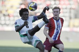Markus Haaland (d) de Noruega disputa el balón con Daniel Bameyi de Nigeria en un partido de la Copa Mundial Sub20. EFE/ Osvaldo Villaroel