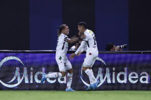 Dayro Moreno (i), celebra uno de sus dos goles con el Once Caldas en los cuartos de final de la Copa Sudamericana ante Independiente del Valle en Quito (Ecuador). EFE/José Jácome