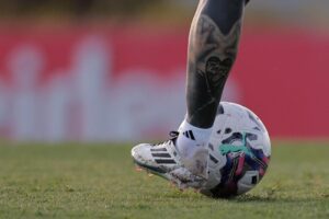Un jugador patea un balón durante un entrenamiento de las Eliminatorias Sudamericanas, en una imagen de archivo. EFE/ Juan Ignacio Roncoroni