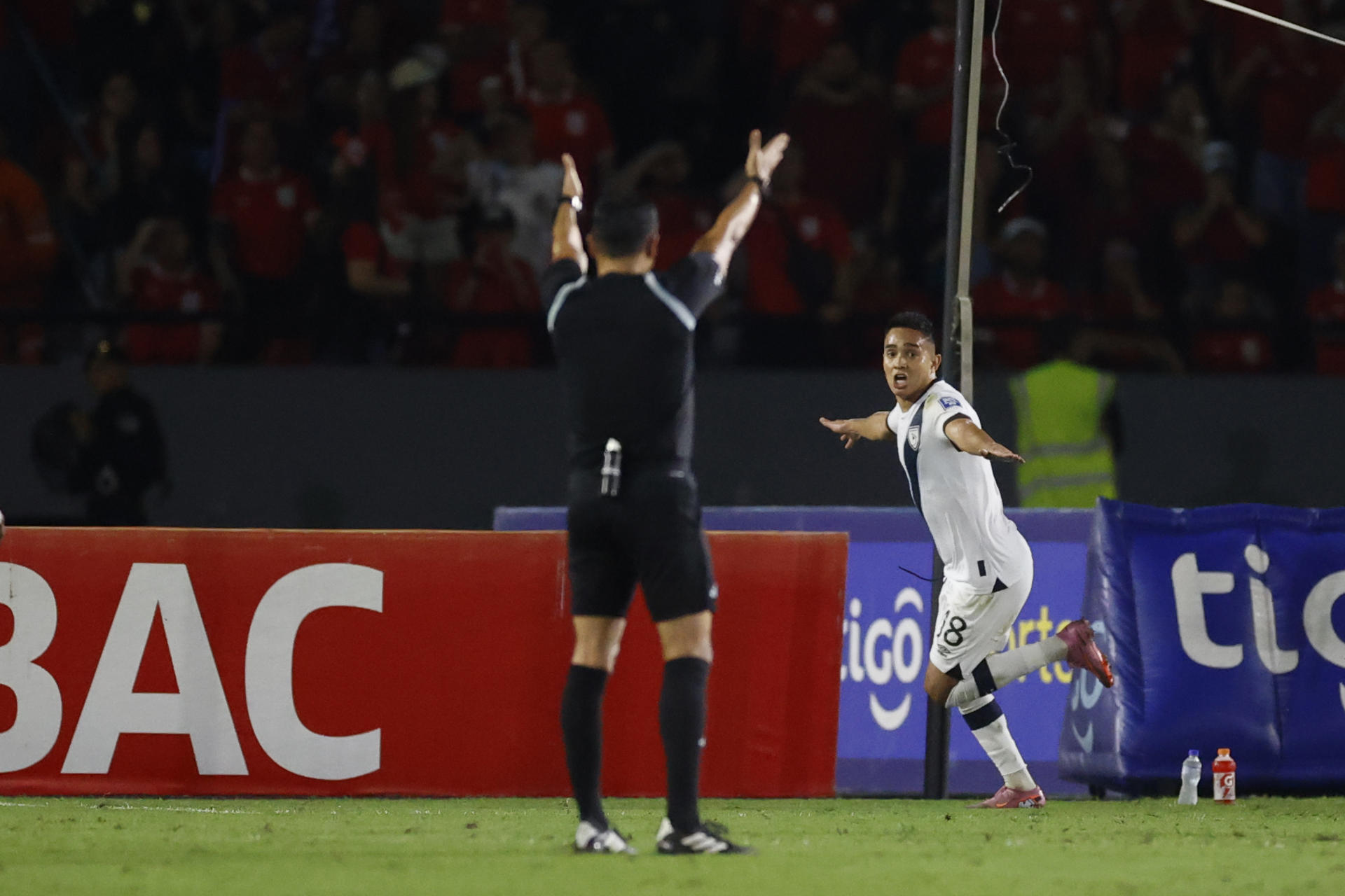 Oscar Santis, de Guatemala, celebra su gol ante Panamá en el estadio Rommel Fernández en Ciudad de Panamá. EFE/Bienvenido Velasco 