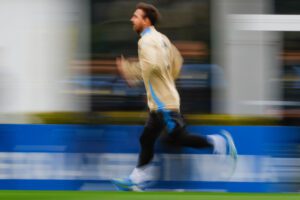 Lionel Messi participa en un entrenamiento este martes, en el predio de la Asociación de Fútbol Argentino (AFA) en Ezeiza. EFE/ Juan Ignacio Roncoroni