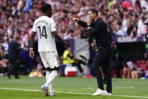 El entrenador del Real Madrid Xabi Alonso, durante el partido de LaLiga EA Sports entre el Real Madrid y el Atlético de Madrid, que se disputó en el estadio Riyadh Air Metropolitano este sábado. EFE/ Borja Sánchez-Trillo