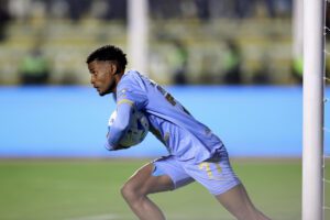 El dominicano Dorny Romero salvó los muebles del Bolívar al convertir el gol del empate 2-2 en La Paz ante Atlético Mineiro en el estadio Hernando Siles. EFE/Luis Gandarillas