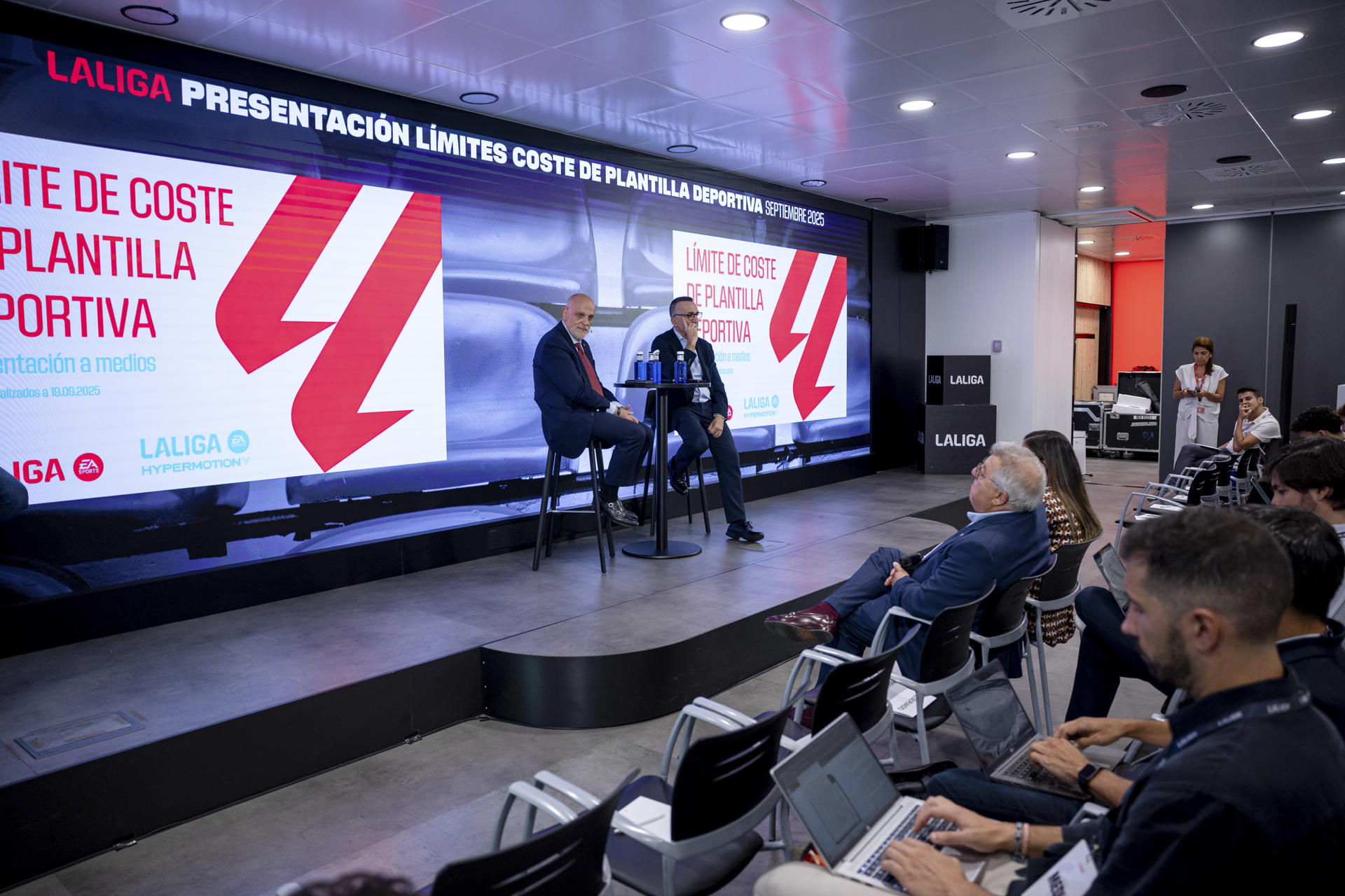 El presidente de LaLiga, Javier Tebas (i) y su director general corporativo,Javier Gómez, durante la presentación de los nuevos límites de coste de las plantillas del fútbol profesional español tras el cierre del mercado de verano. EFE/ Daniel Gonzalez