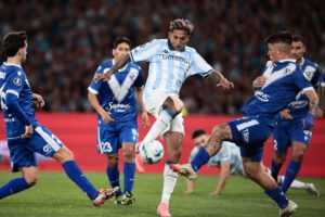 Agustín Almendra (c) de Racing patea el balón durante un partido de cuartos de final de la Copa Libertadores. EFE/ Adan González