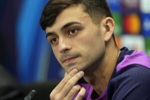 El jugador del FC Barcelona Pedri González durante la rueda de prensa posterior al entrenamiento que el equipo azulgrana ha realizado en la ciudad deportiva Joan Gamper para preparar el partido de Liga de Campeones que disputarán ante el PSG en el Estadi Olímpic Lluis Companys. EFE/Alejandro García