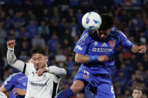 Nicolás Ramírez (i) de U de Chile disputa el balón con Walter Mazzanti de Independiente edurante un partido de octavos de final de la Copa Sudamericana. EFE/ Elvis González