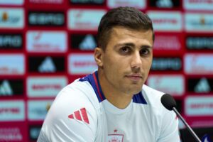 El centrocampista Rodrigo Hernández, durante la rueda de prensa ofrecida hoy en el estadio Büyüksehir Arena de Konya, previo al encuentro de clasificación para el Mundial 2026 que disputan mañana Domingo frente a Turquía. EFE/Ángel Martínez/RFEF OMPAÑA/ (CRÉDITO OBLIGATORIO)***.