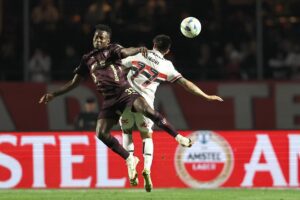 Emiliano Rigoni (d) de Sao Paulo disputa el balón con Leonel Quiñónez de LDU en un partido de cuartos de final de la Copa Libertadores. EFE/ Isaac Fontana