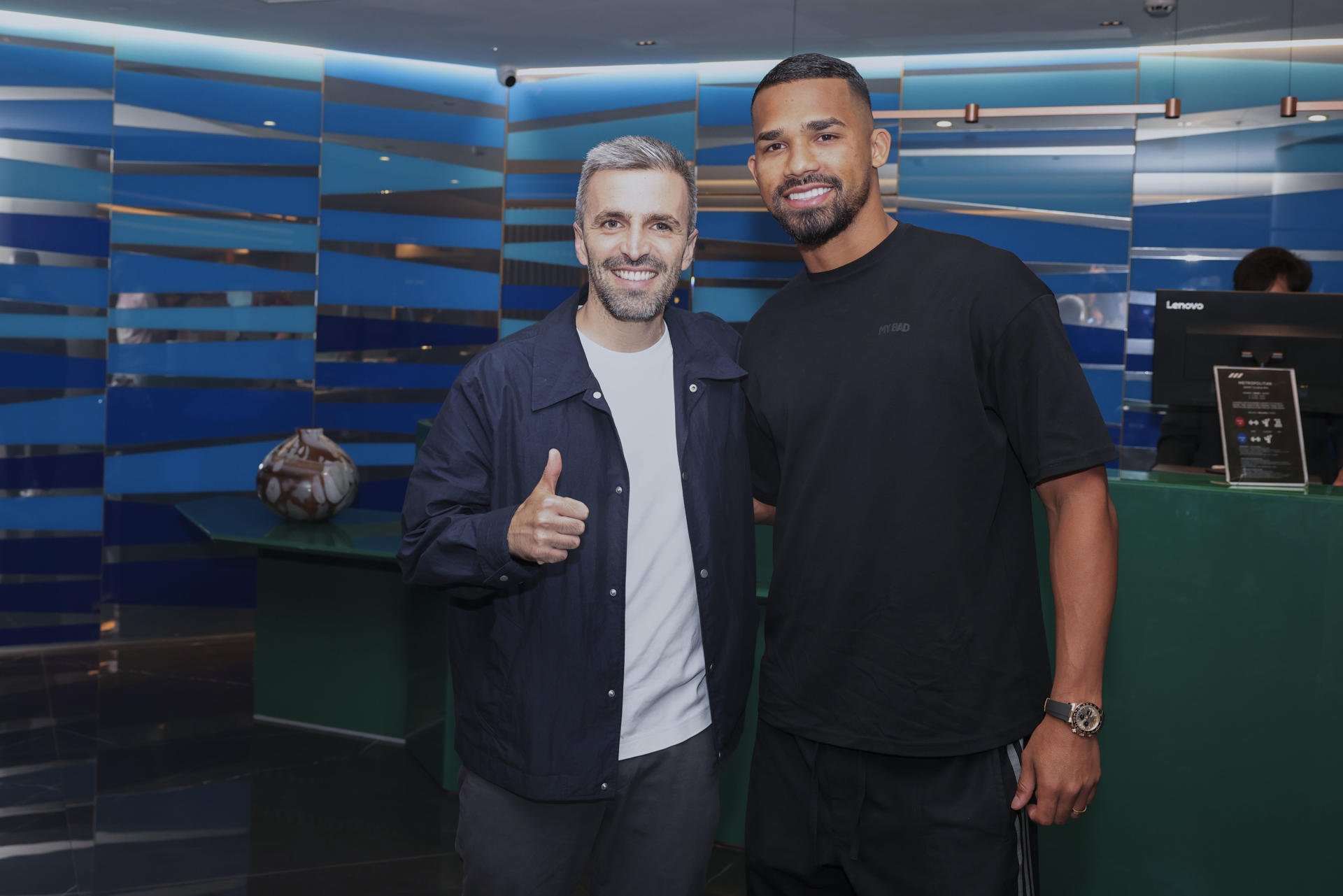 El jugador venezolano Yangel Herrera, acompañado por el director deportivo de la Real Sociedad Erik Bretos (i). EFE/Javi Colmenero