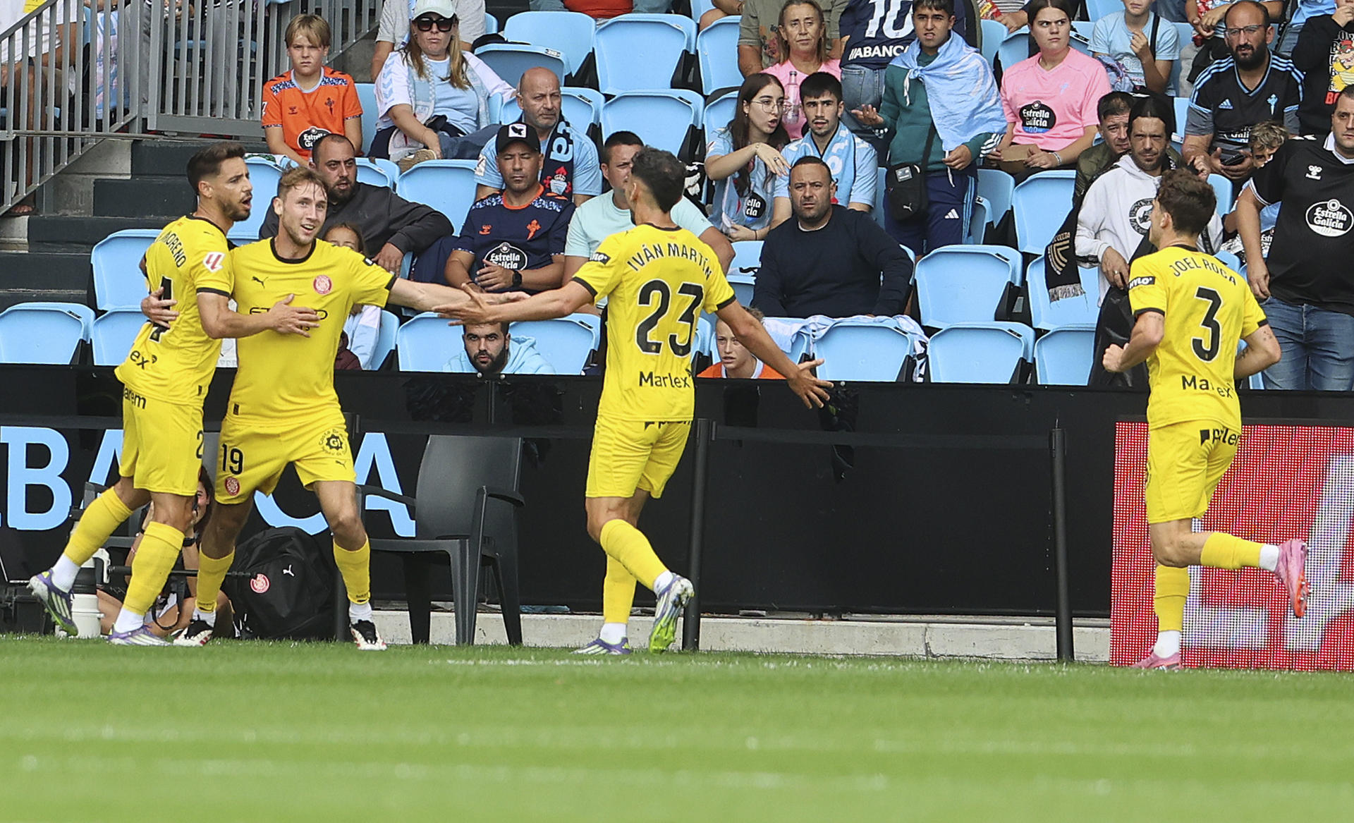 El jugador del Girona Varat (2i) celebra con sus compañeros el gol marcado ante el Celta de Vigo, durante el partido de la cuarta jornada de LaLiga disputado este domingo en el estadio de Balaidos de Vigo. EFE/Salvador Sas